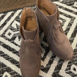 UGG Corin Gray Suede Ankle Boots Fringe Bow Women’s Size 8